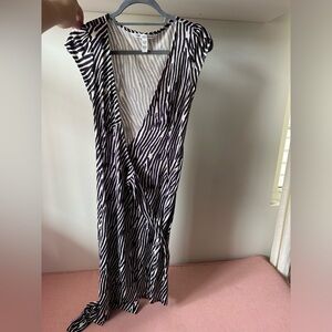 Diane Von Furstenberg 100% silk wrap dress size 2